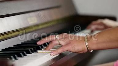 一个弹钢琴的女人